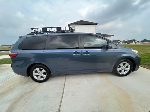 Used 2017 Toyota Sienna LE image 4