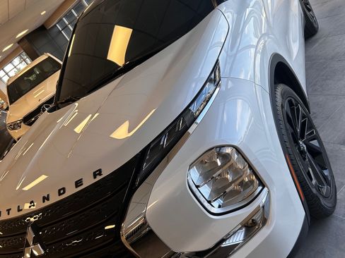 Used 2023 Mitsubishi Outlander SE Black Edition image 13