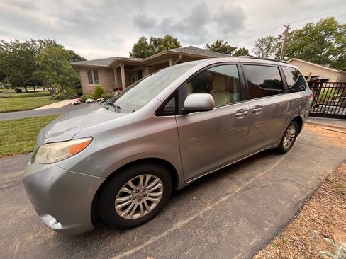 Used 2011 Toyota Sienna XLE w/ Premium Pkg FWD image 2