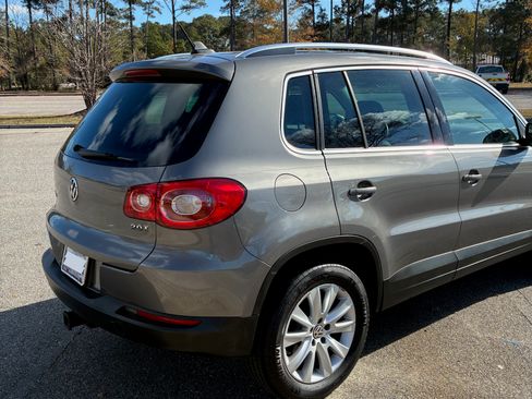 Used 2010 Volkswagen Tiguan SE image 6