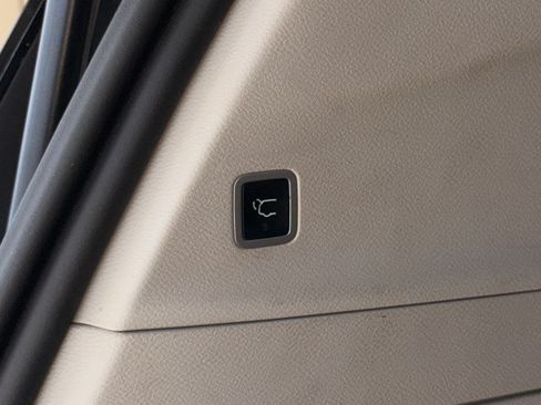 Used 2021 Chrysler Pacifica Touring-L FWD image 17
