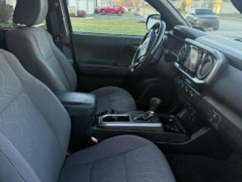 Used 2017 Toyota Tacoma TRD Off-Road image 12