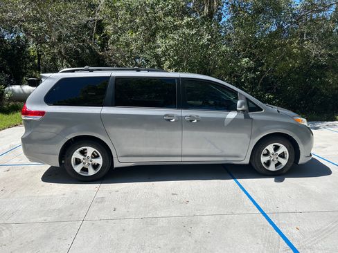 Used 2011 Toyota Sienna LE image 4