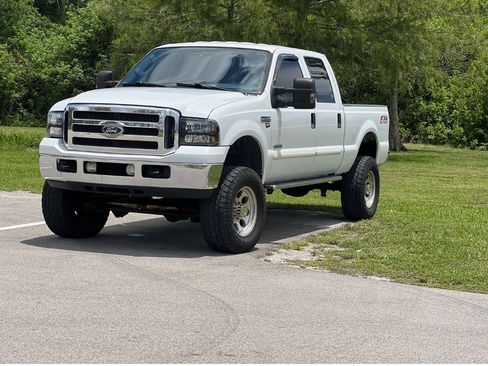 Used 2005 Ford F350 XLT image 2