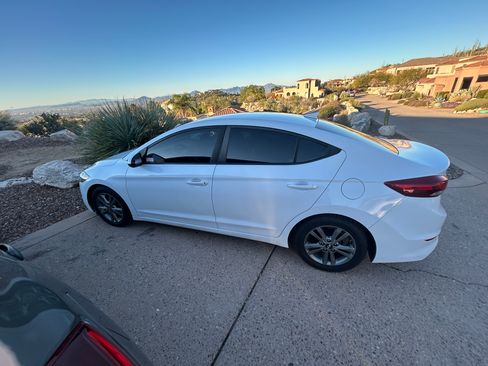 Used 2017 Hyundai Elantra SE image 2