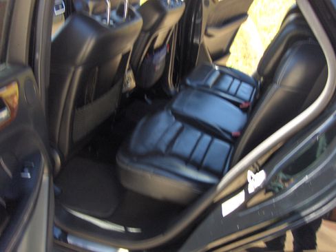 Used 2015 Mercedes-Benz ML 63 AMG 4MATIC w/ Driver Assistance Package image 11