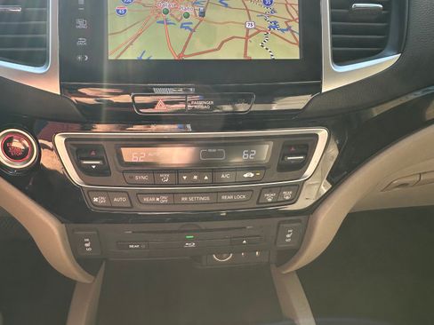 Used 2017 Honda Pilot Touring image 11