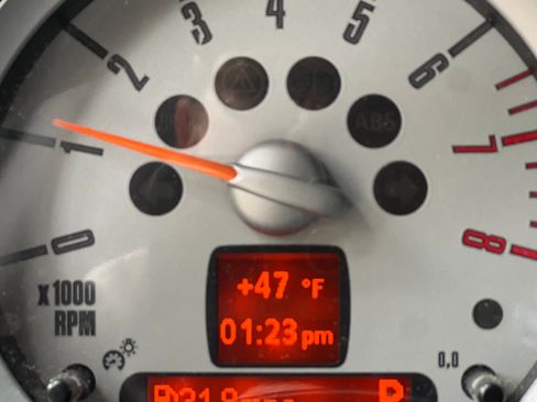 Used 2010 MINI Cooper Hardtop image 5