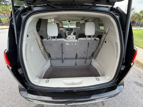 Used 2020 Chrysler Pacifica Touring-L FWD image 27