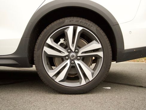 Used 2025 Volvo V60 B5 Cross Country Plus image 12