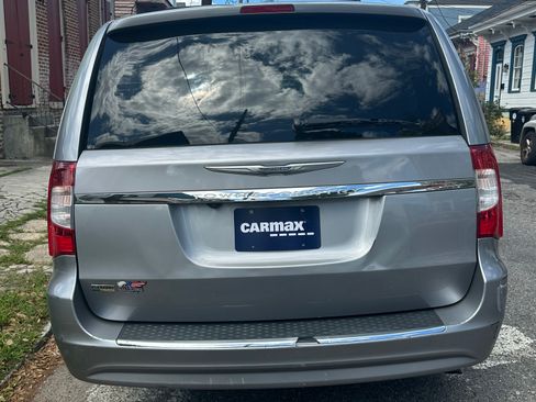Used 2013 Chrysler Town & Country Touring image 8