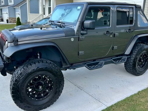 Used 2014 Jeep Wrangler Unlimited Sahara w/ Connectivity Group AWD/4WD image 2