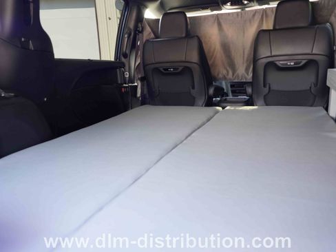 Used 2025 Chrysler Pacifica Select image 16