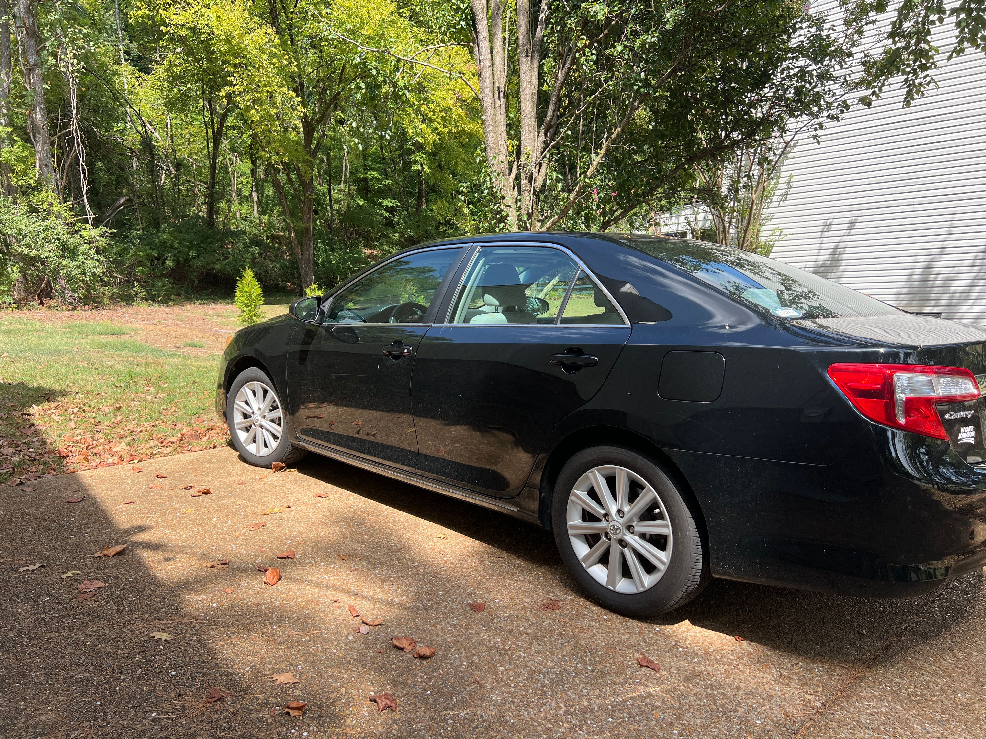 Used 2012 Toyota Camry XLE w/ Convenience Pkg FWD image 2