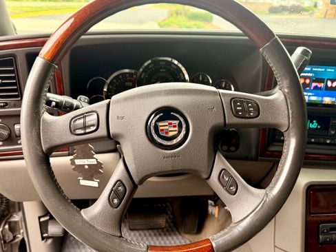 Used 2005 Cadillac Escalade ESV AWD image 13