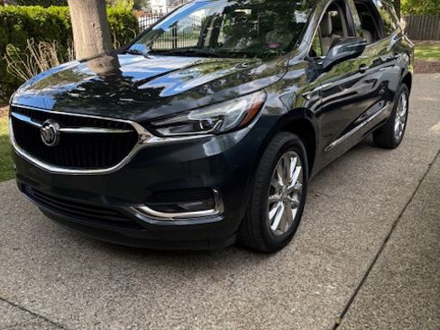 Used 2021 Buick Enclave Essence image 2