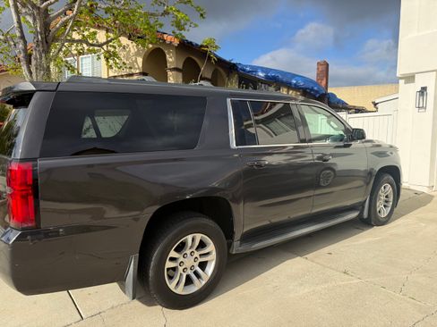Used 2016 Chevrolet Suburban LT image 4