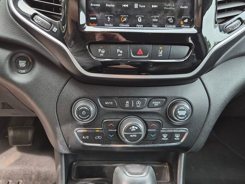 Used 2019 Jeep Cherokee Limited w/ Luxury Group AWD/4WD image 8