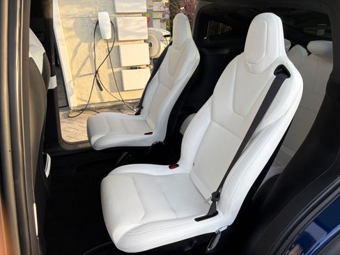 Used 2022 Tesla Model X image 9