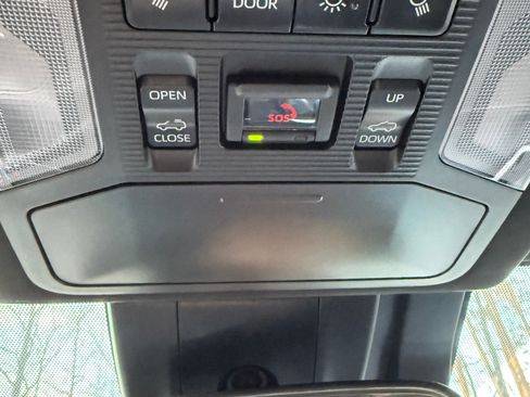 Used 2021 Toyota RAV4 SE image 17