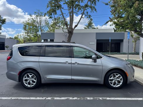 Used 2017 Chrysler Pacifica Touring-L w/ Tire & Wheel Group image 6