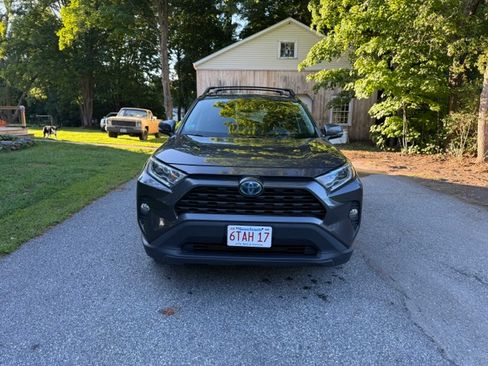 Used 2020 Toyota RAV4 XLE w/ XLE Grade Weather Package AWD/4WD image 13