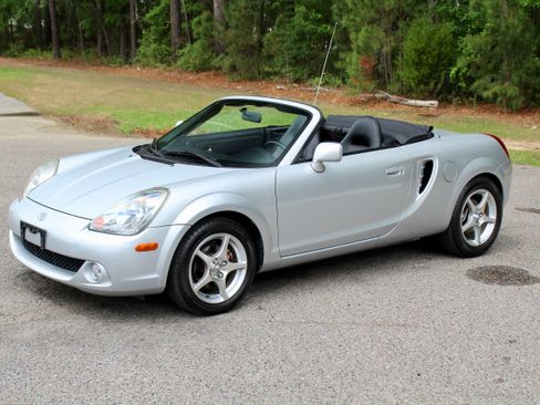 Used 2003 Toyota MR2 RWD image 4