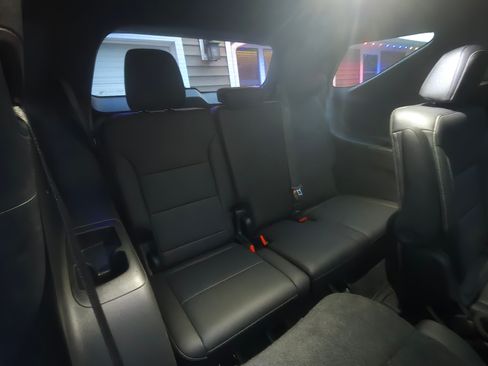 Used 2025 Chevrolet Traverse LT w/ Driver Confidence Package AWD/4WD image 4