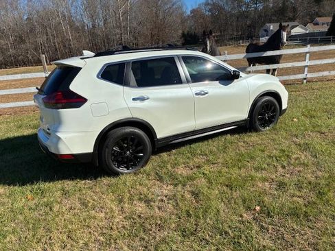 Used 2018 Nissan Rogue SV image 2