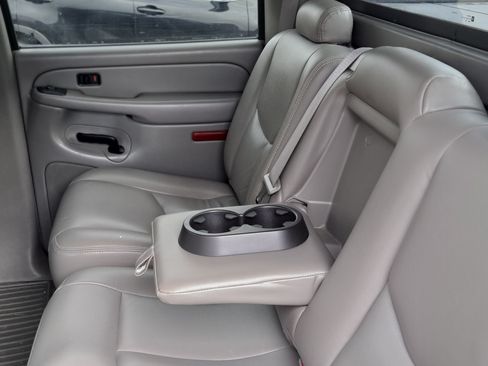 Used 2005 Chevrolet Avalanche Z71 w/ Preferred Equipment Group image 17