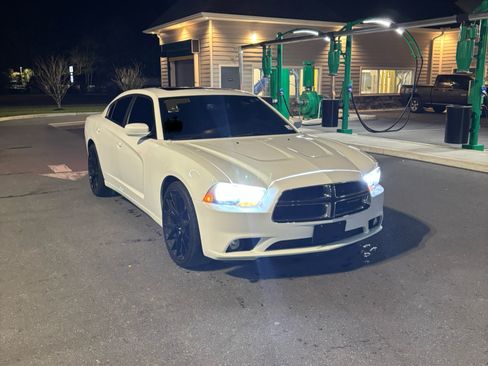 Used 2014 Dodge Charger SXT image 9