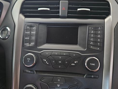 Used 2017 Ford Fusion SE image 9