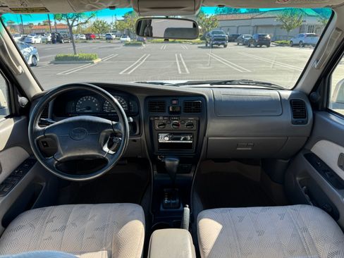 Used 2002 Toyota 4Runner SR5 image 2