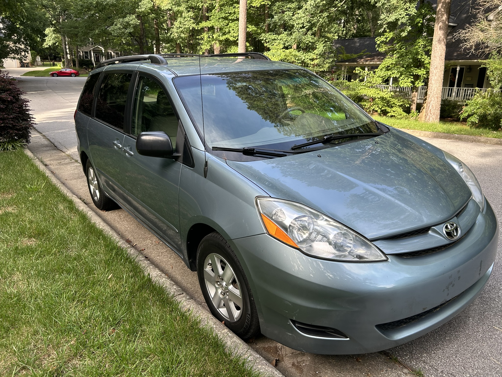 Used 2009 Toyota Sienna LE FWD image 2
