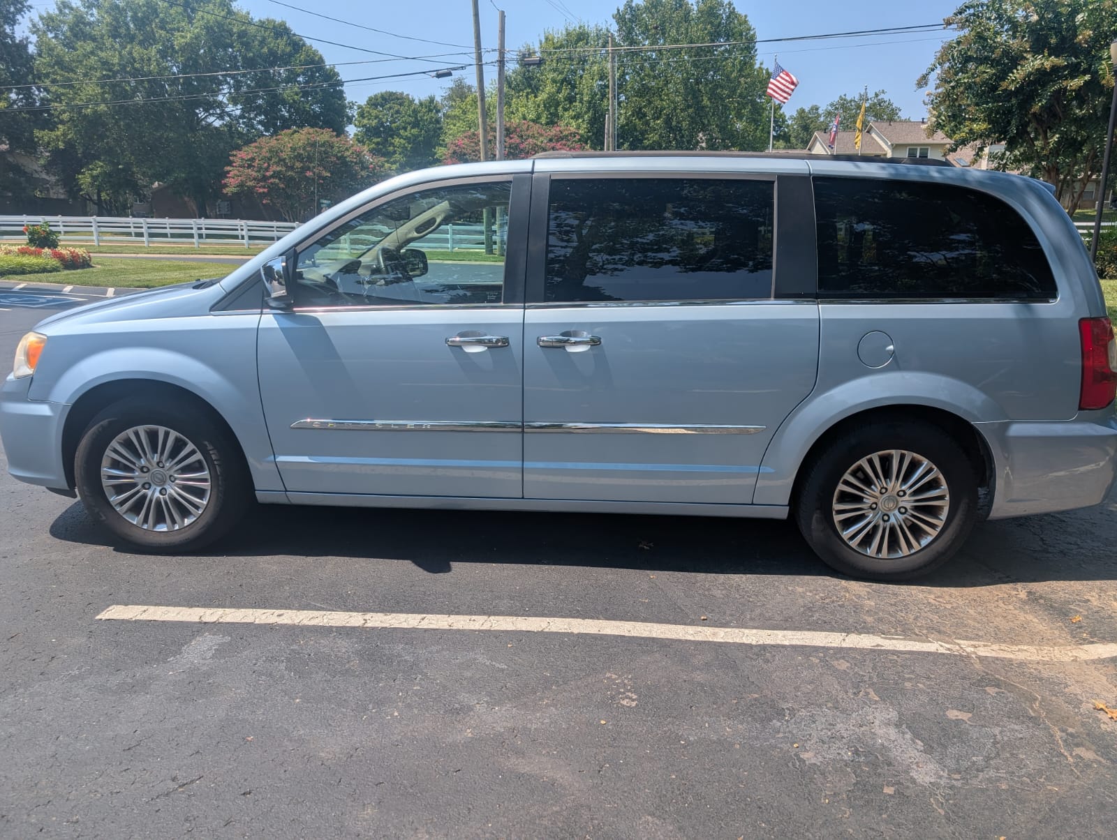 Used 2013 Chrysler Town & Country Touring-L w/ Entertainment Group #2 FWD image 4