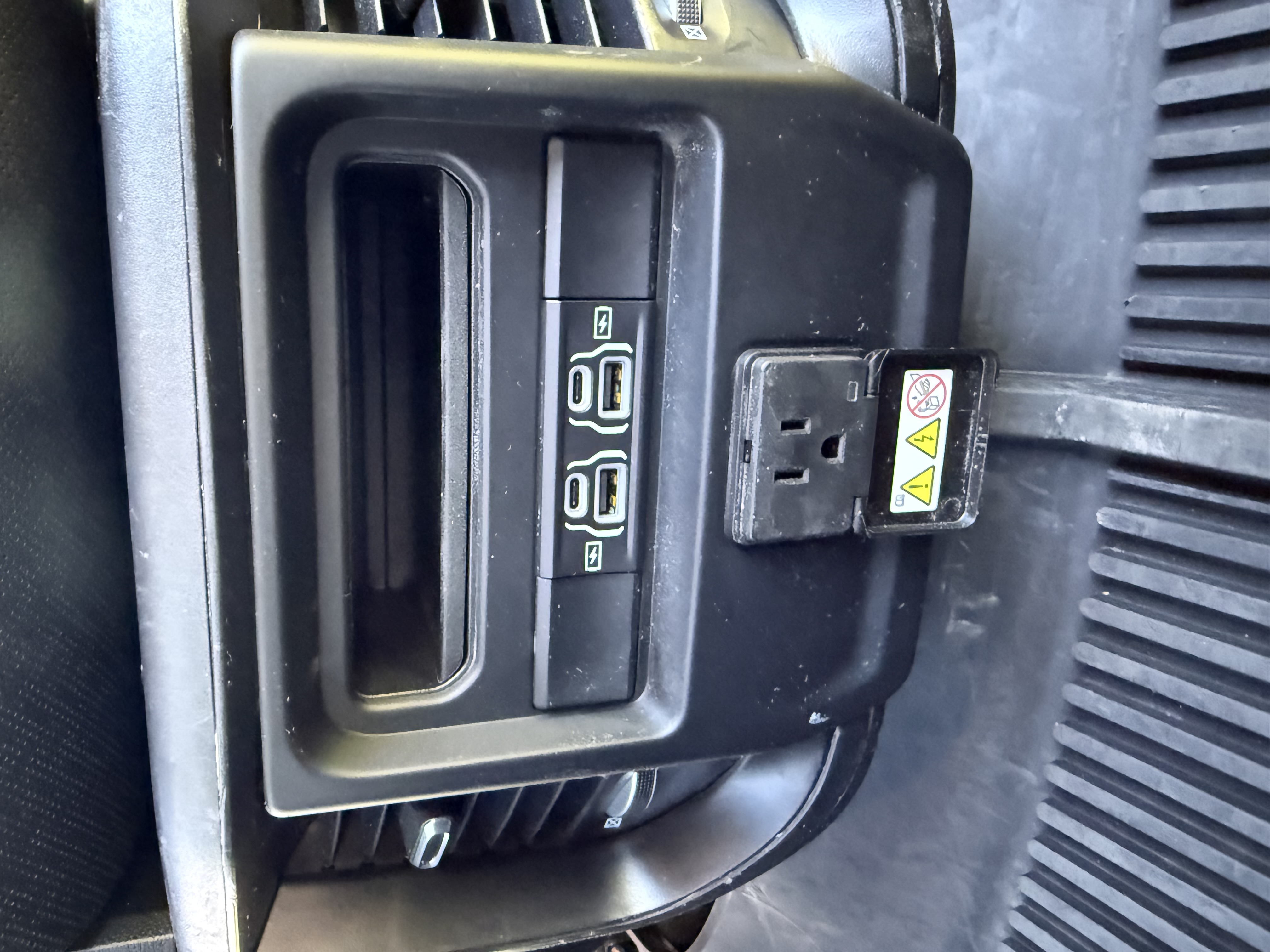 Used 2023 RAM 1500 Laramie AWD/4WD image 14
