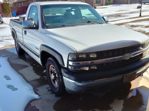 Used 2001 Chevrolet Silverado 1500 LS w/ Firm Ride Suspension Pkg image 2