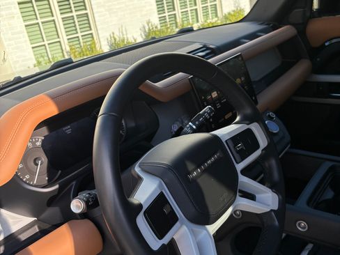 Used 2023 Land Rover Defender 110 X-Dynamic SE image 5