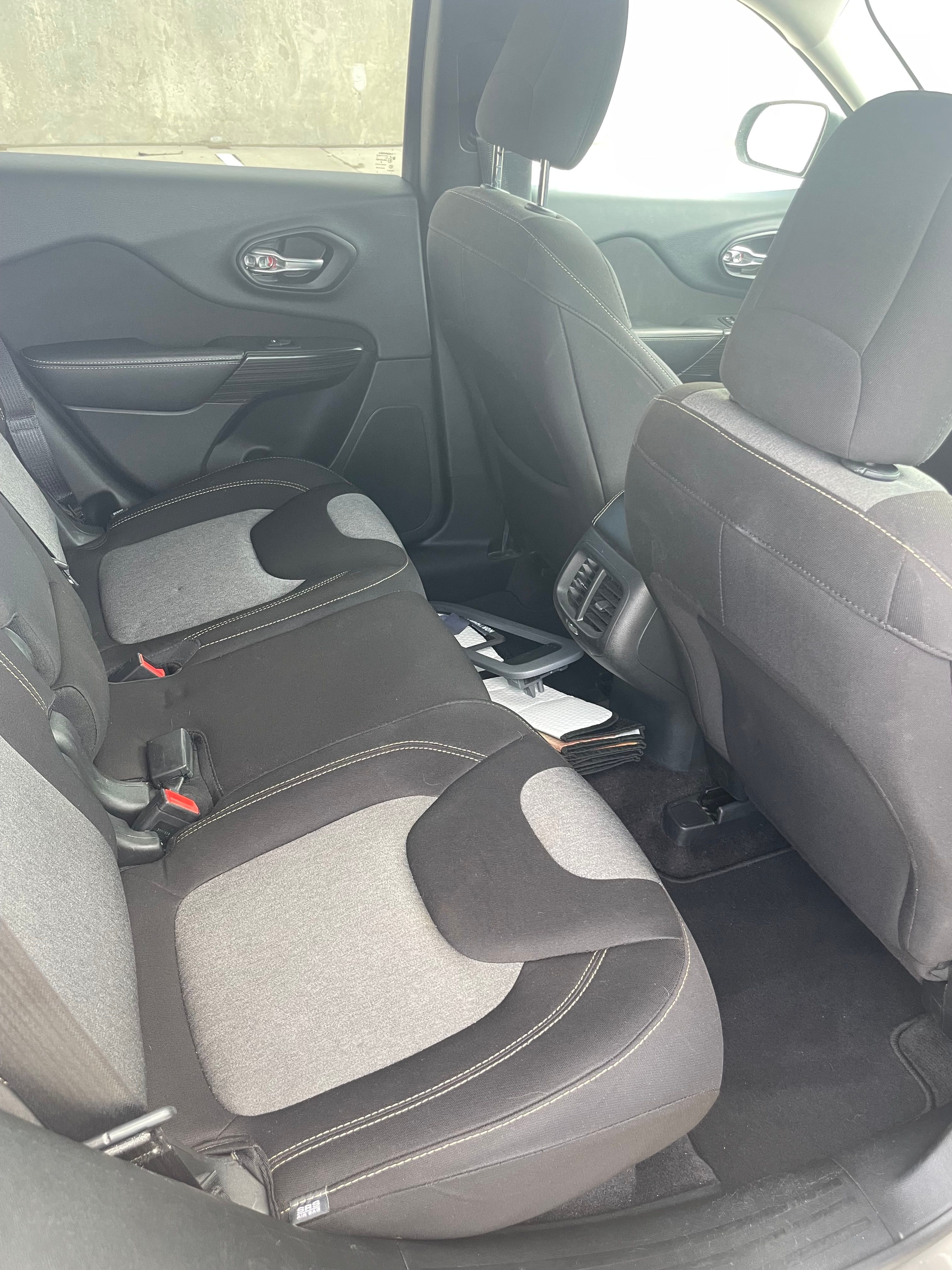 Used 2017 Jeep Cherokee Sport FWD image 12