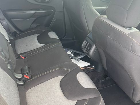 Used 2017 Jeep Cherokee Sport FWD image 12