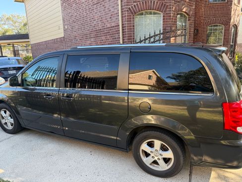 Used 2011 Dodge Grand Caravan Crew image 8