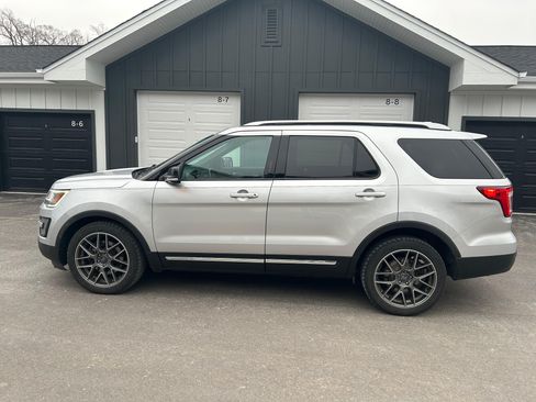 Used 2016 Ford Explorer XLT w/ Equipment Group 202A image 8