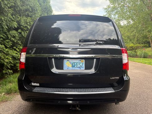 Used 2015 Chrysler Town & Country Limited Platinum FWD image 4