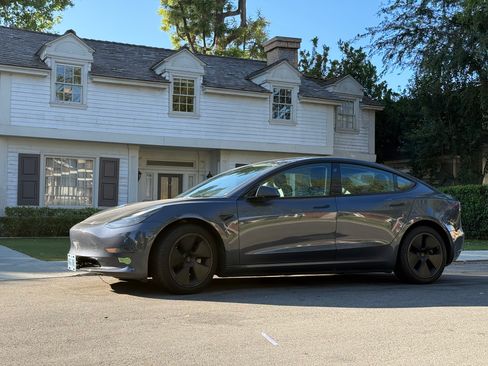 Used 2023 Tesla Model 3 Standard Range RWD image 1