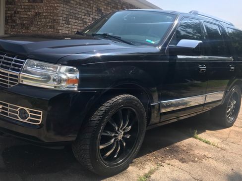 Used 2007 Lincoln Navigator 4WD image 2