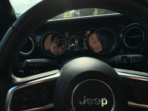 Used 2019 Jeep Wrangler Unlimited Sahara w/ Uconnect 4C Nav & Sound Group image 5