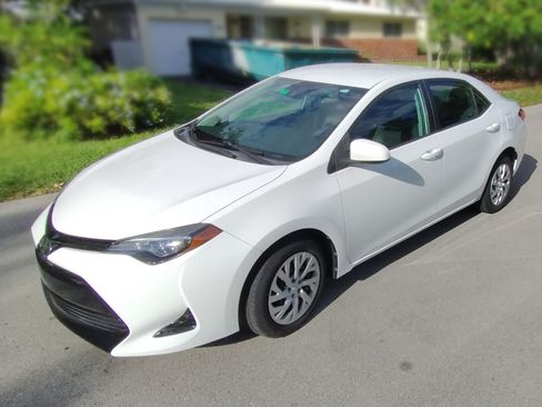 Used 2018 Toyota Corolla LE image 1