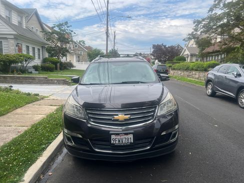 Used 2017 Chevrolet Traverse LT w/ Style and Technology Package FWD image 1