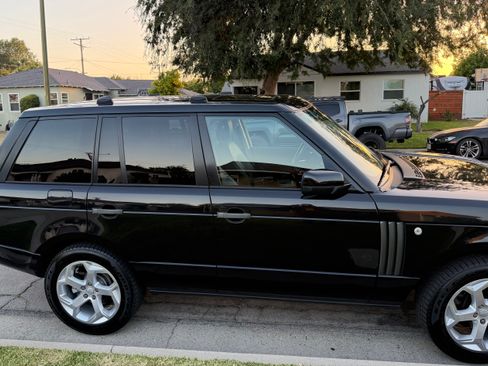 Used 2010 Land Rover Range Rover HSE AWD/4WD image 2