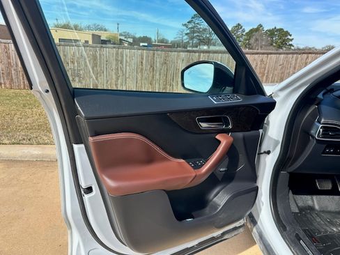 Used 2018 Jaguar F-PACE S image 15